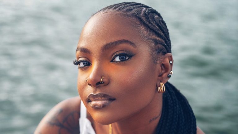 Xenia Manasseh - Phases Lyrics